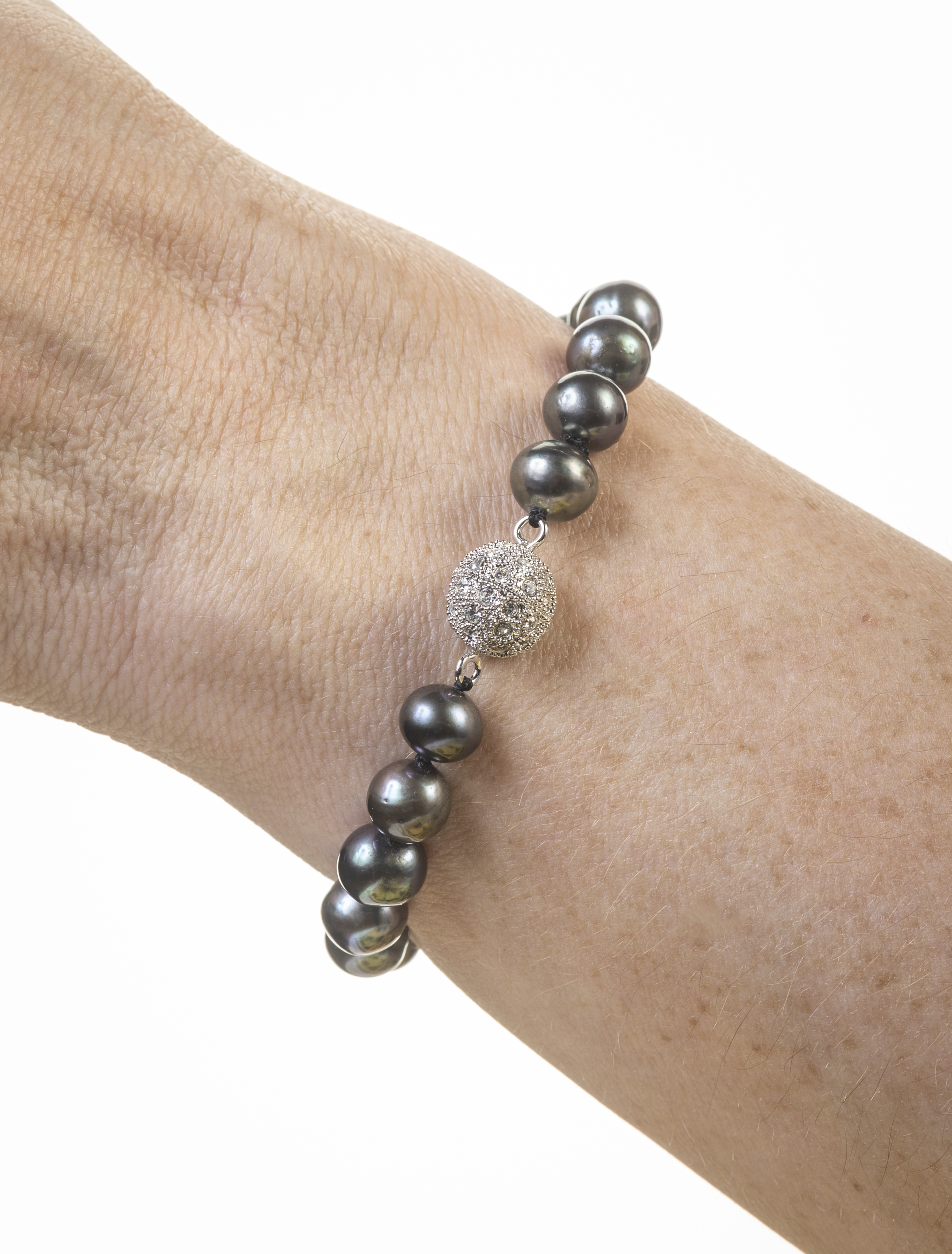 Delicate pearl bracelet with crystal clasp