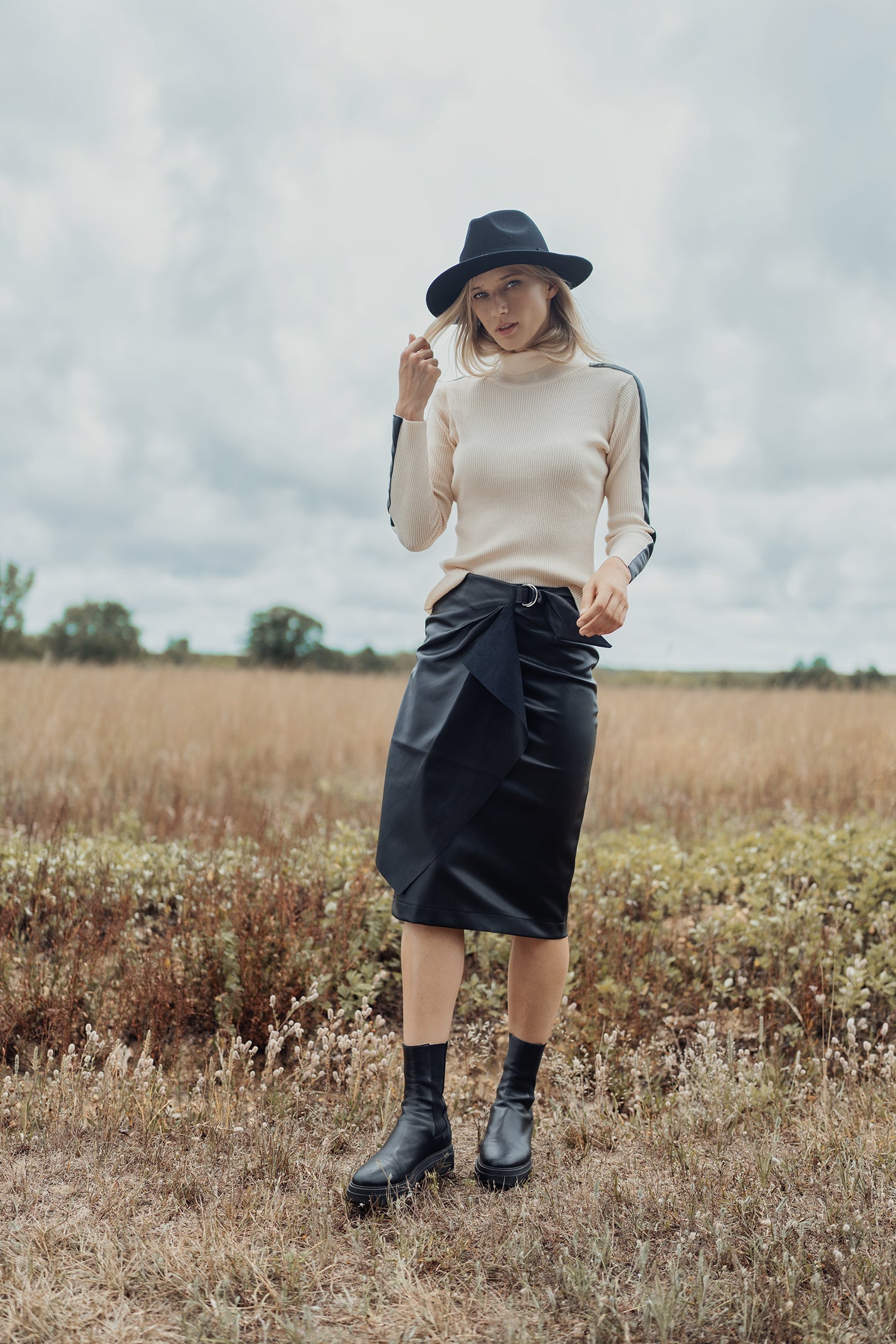 STRAIGHT LEATHER SKIRT WITH BUCKLE