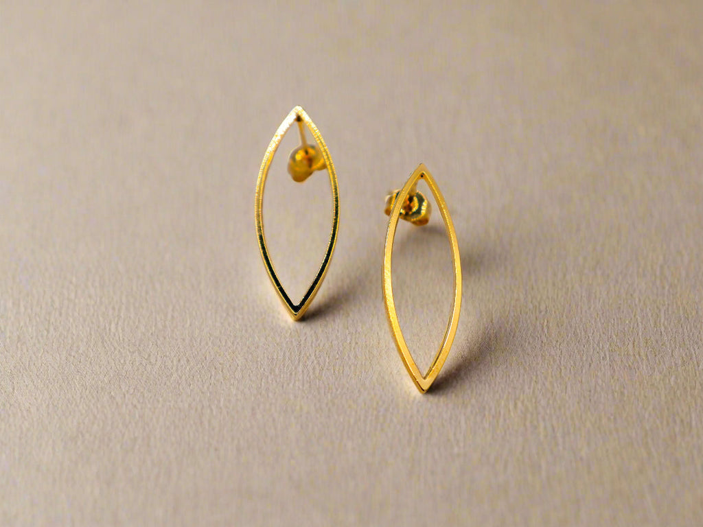 Golden Leaf Elegance Earrings – Elegant Gold Leaf Drop Jewelry