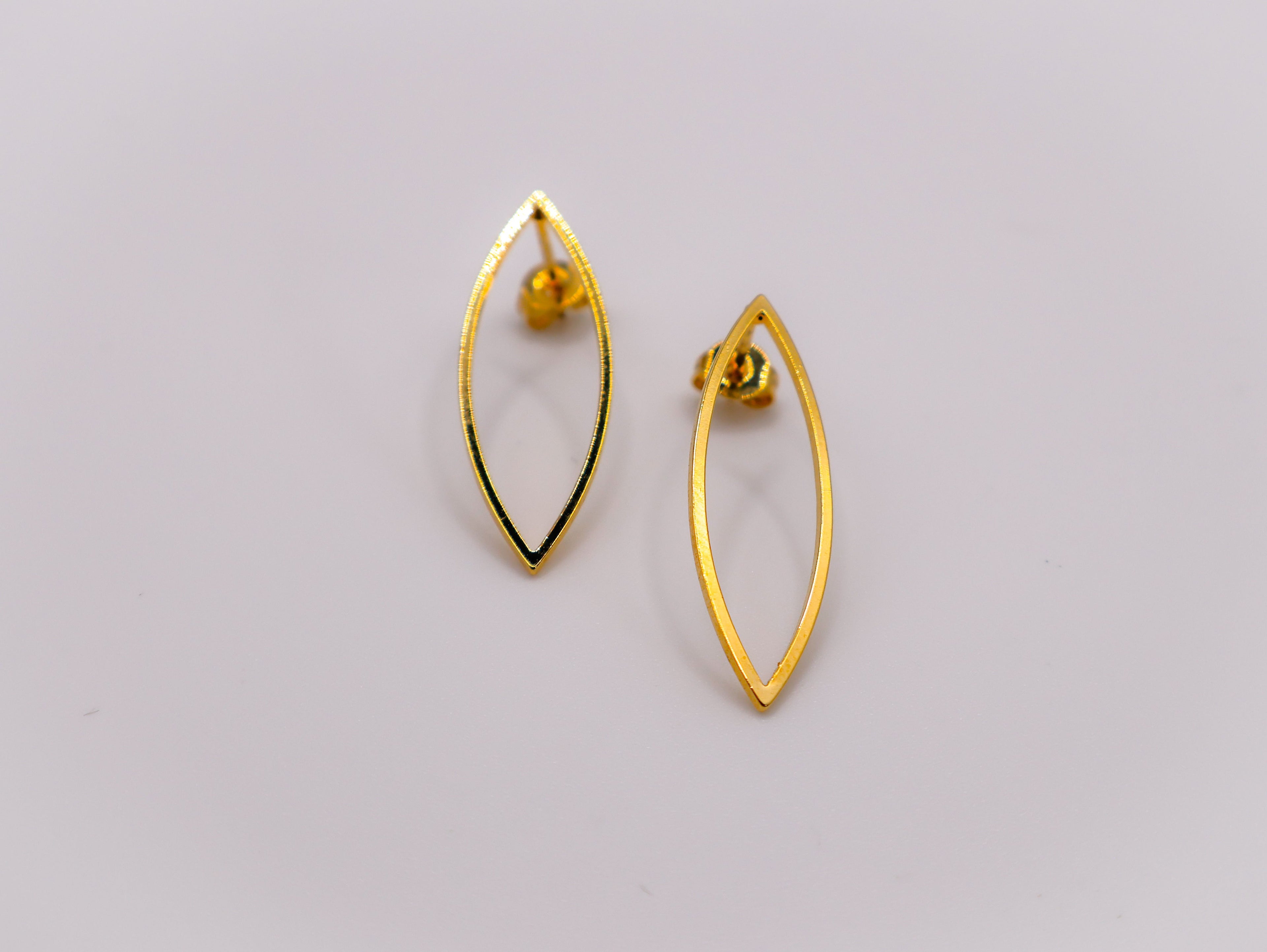 Golden Leaf Elegance Earrings – Elegant Gold Leaf Drop Jewelry