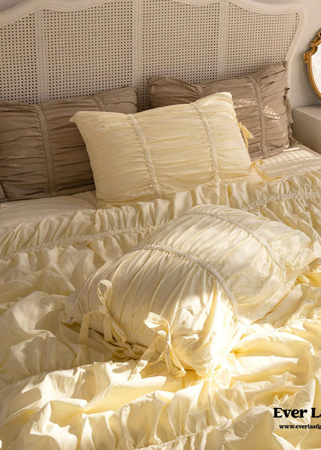 Coquette Ruffle Bedding Set with Ties / Pink