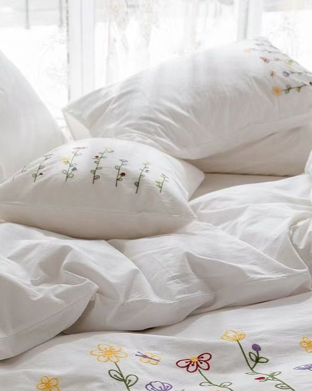 Isla White Floral Embroidered Bedding Set / Daisy