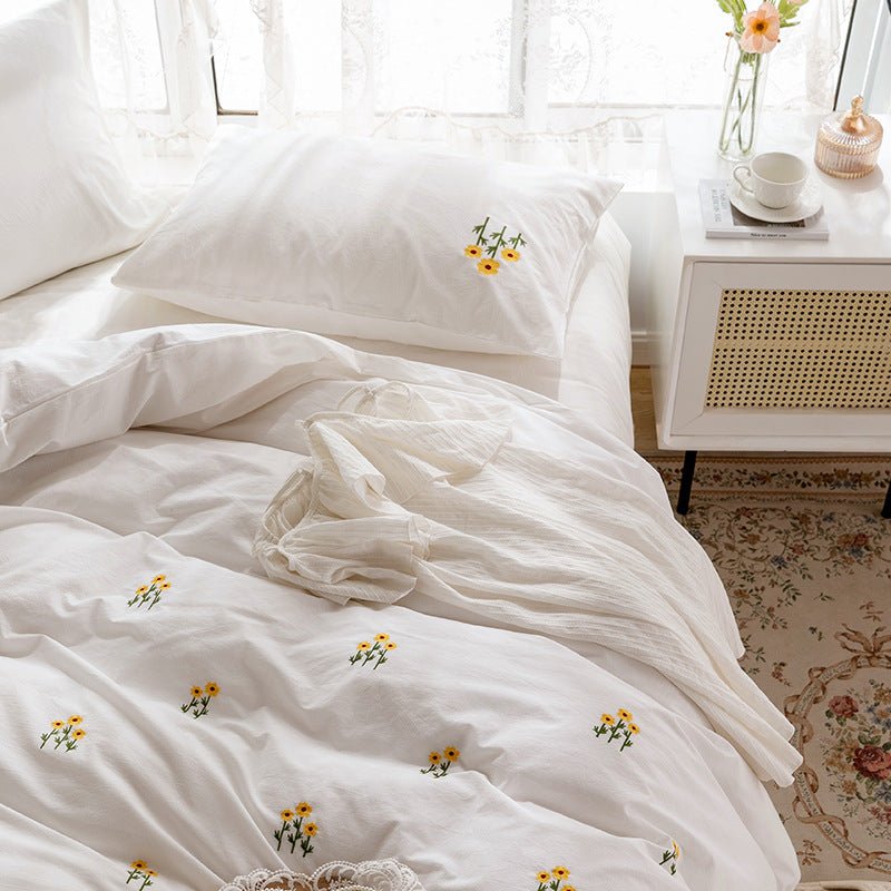 Isla White Floral Embroidered Bedding Set / Daisy