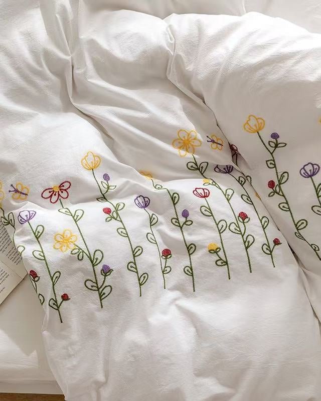 Isla White Floral Embroidered Bedding Set / Daisy