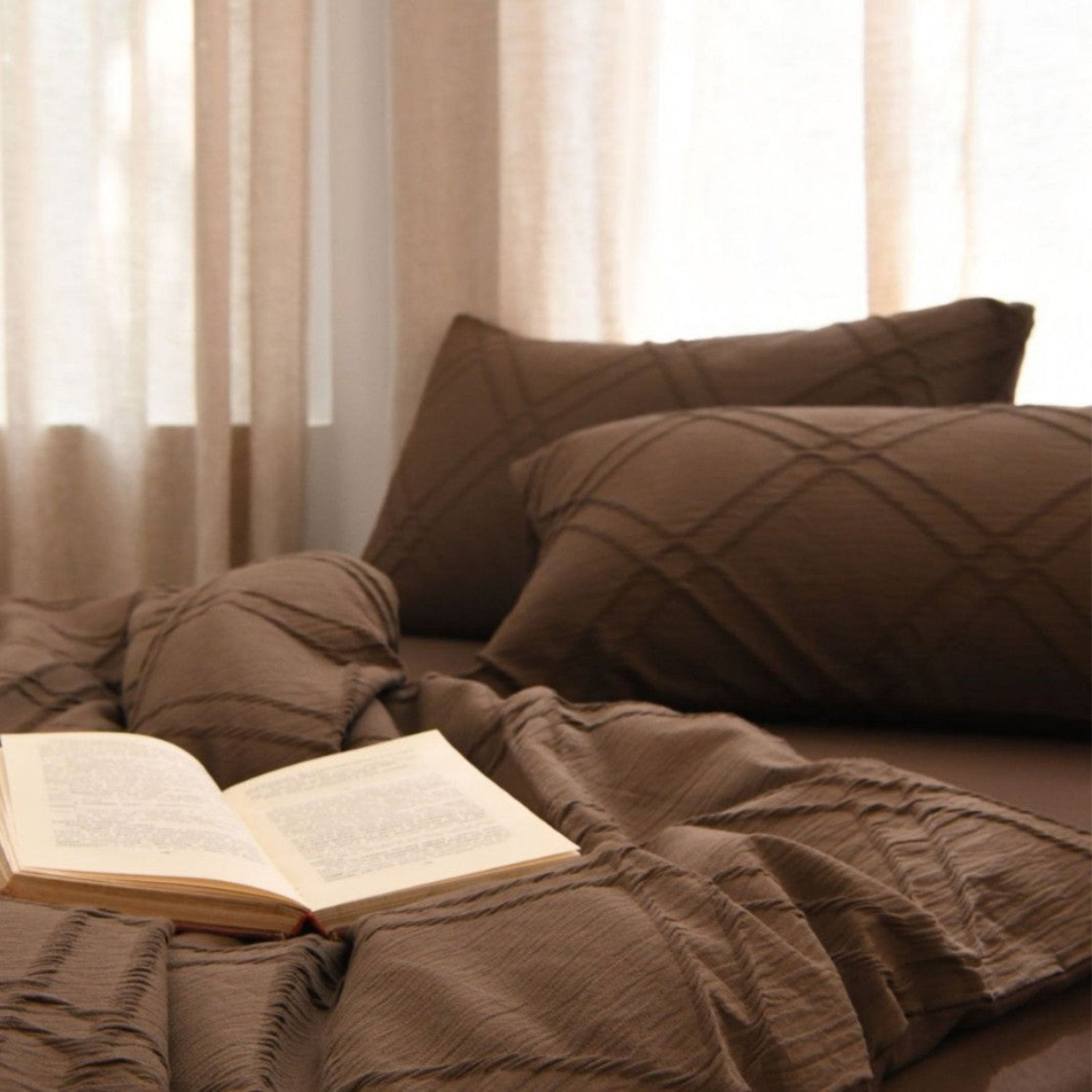 Millard Geometric Jacquard Bedding Set / Beige